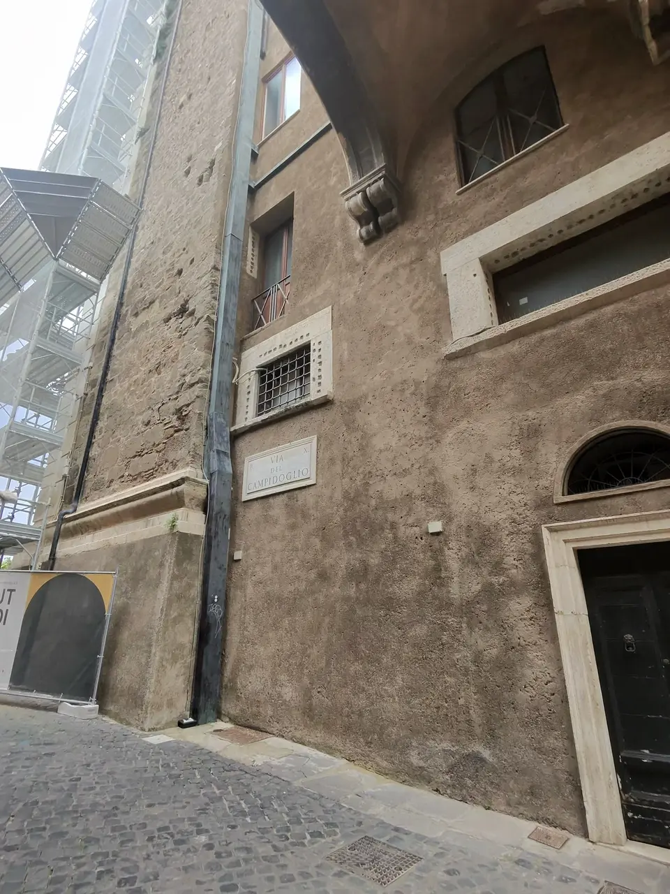 A vertical detail recorded near Roman Forum on June 22, 2025.