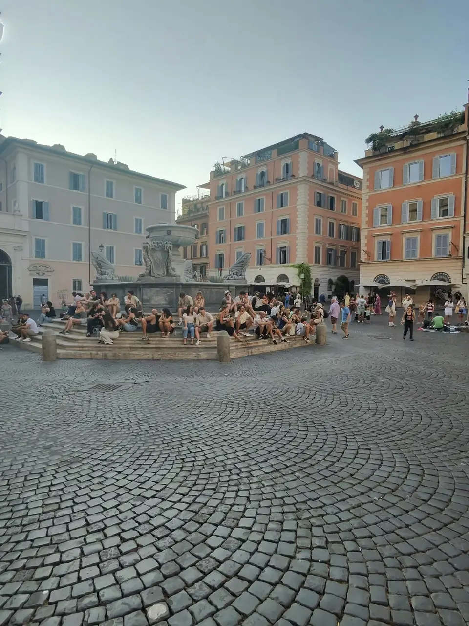 A vertical detail recorded near Trastevere on June 22, 2025.