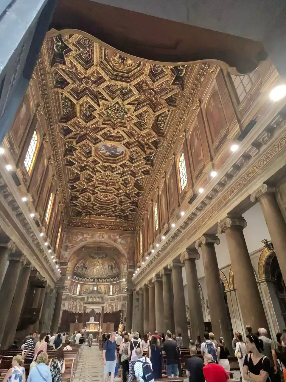 A vertical detail recorded near Trastevere on June 22, 2025.