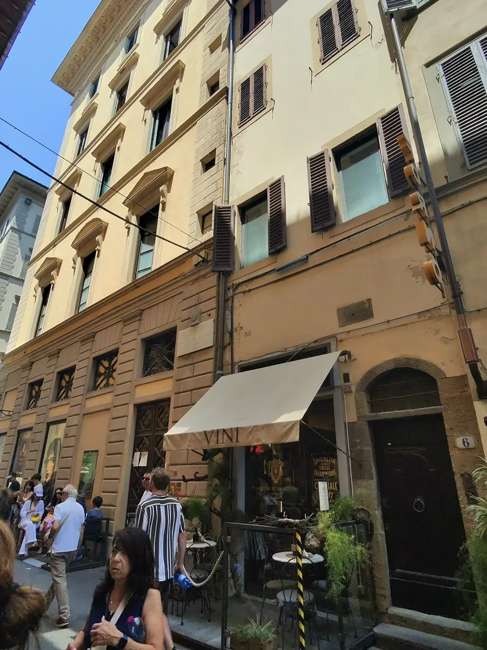 A vertical detail recorded near Uffizi and Piazza della Signoria on June 25, 2025.