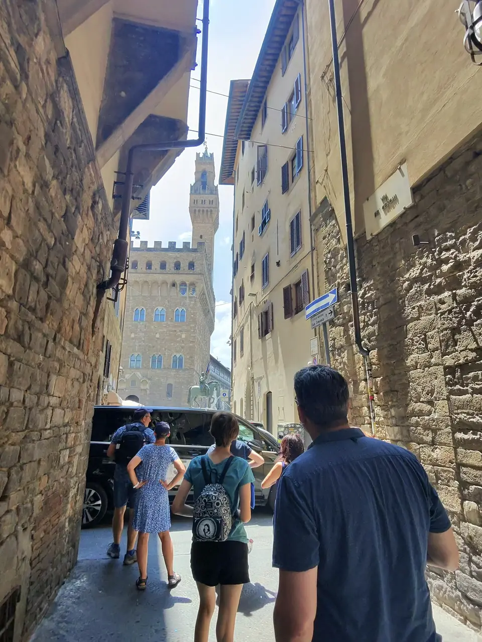 A vertical detail recorded near Uffizi and Piazza della Signoria on June 25, 2025.