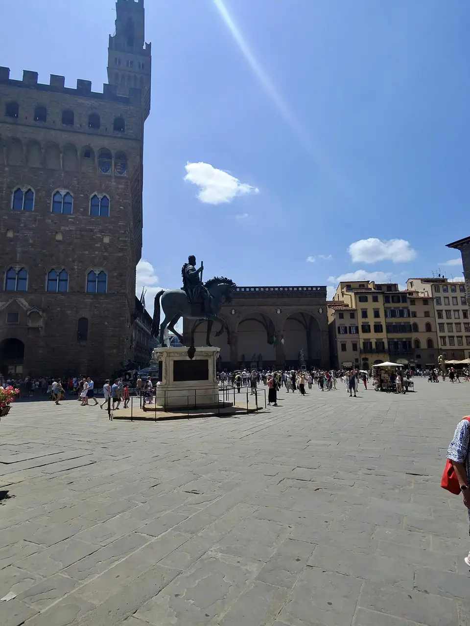 A vertical detail recorded near Uffizi and Piazza della Signoria on June 25, 2025.