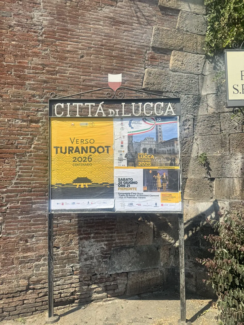 A vertical detail recorded near Lucca’s Renaissance walls on June 29, 2025.