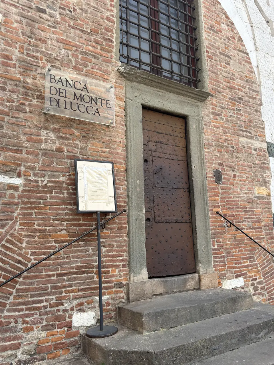 A vertical detail recorded near San Martino Cathedral on June 29, 2025.