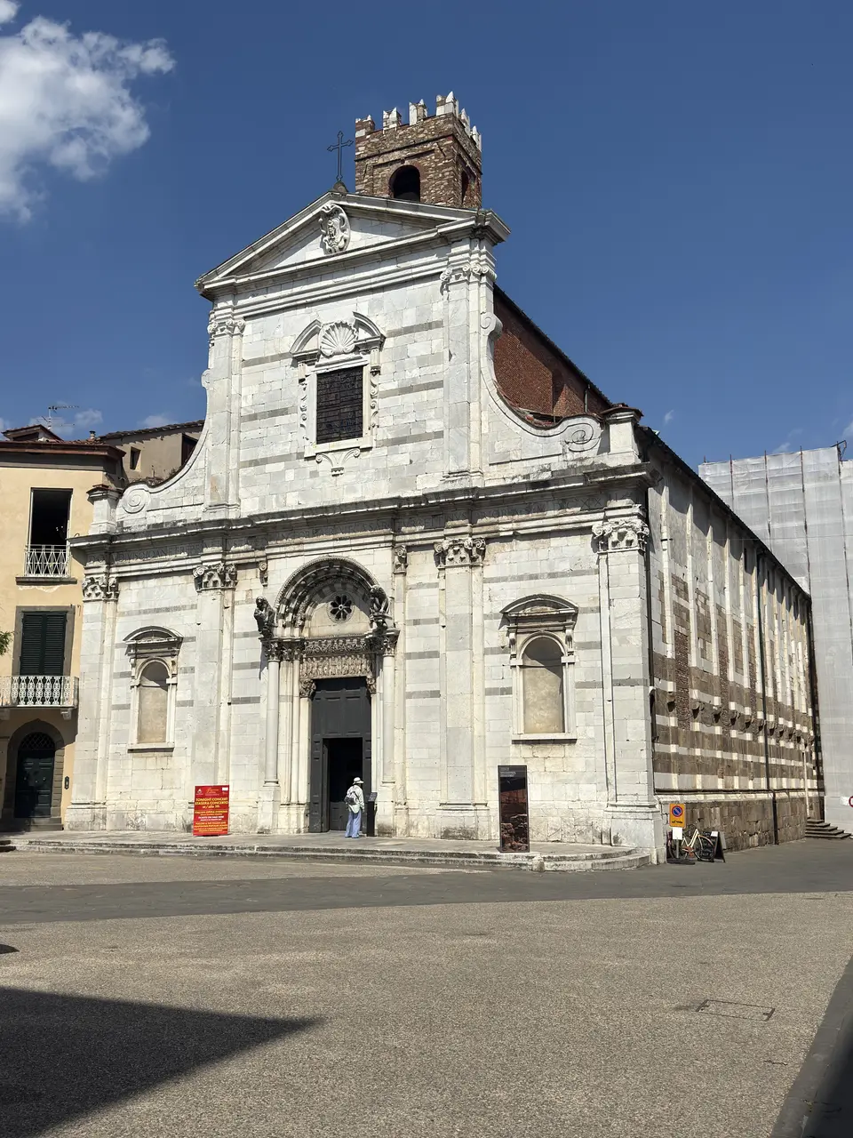 A vertical detail recorded near San Martino Cathedral on June 29, 2025.